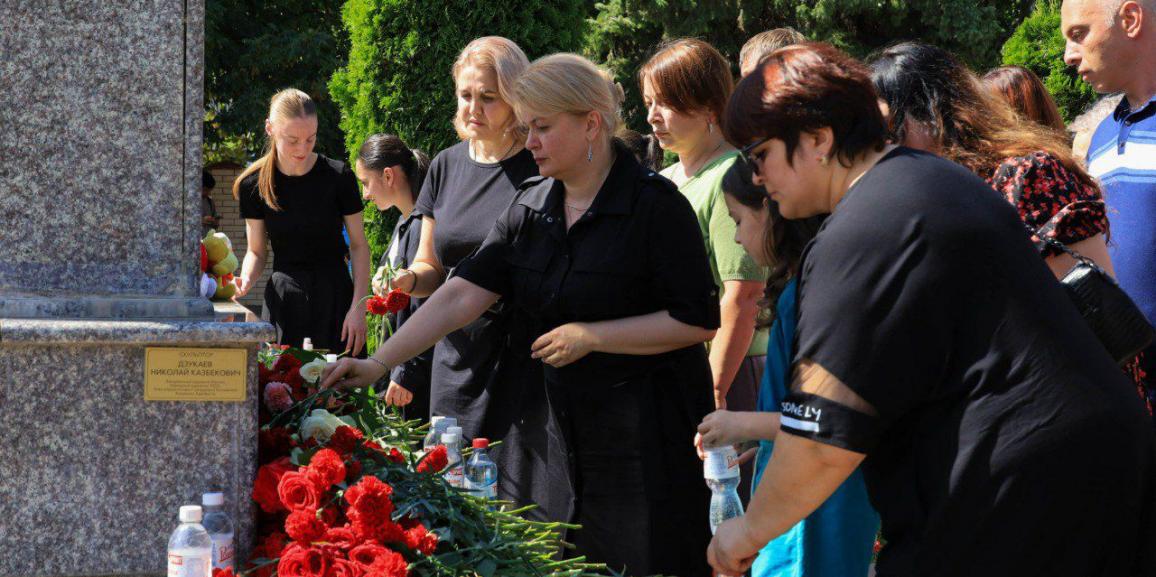 Коллектив Минздрава Южной Осетии почтил память жертв теракта в Беслане